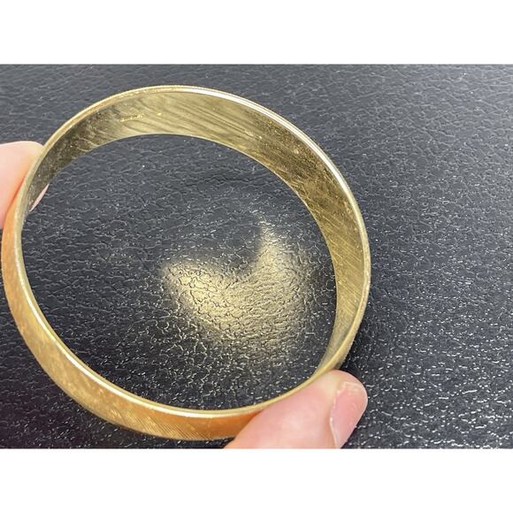 Vintage Monet Gold Tone Feather Chevron Design Bangle Bracelet Signed - Picture 4 of 6